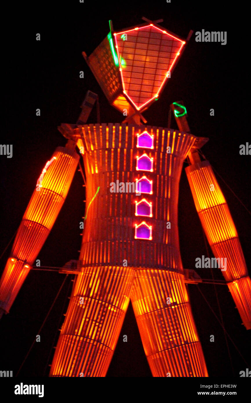 L'art installation Burning Man on met le feu sur la plage à la fin de l'Assemblée festival Burning Man dans le désert le 30 août 2014 Black Rock City, Nevada. Banque D'Images