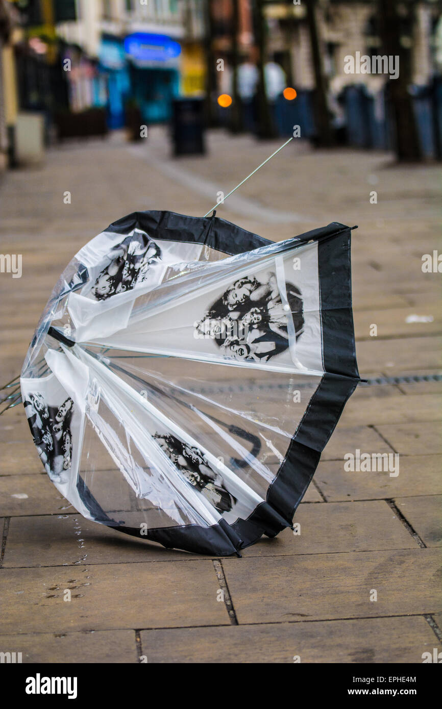 Le matin après la nuit d'avant. Parapluie cassé sur les rues vides le dimanche matin Banque D'Images