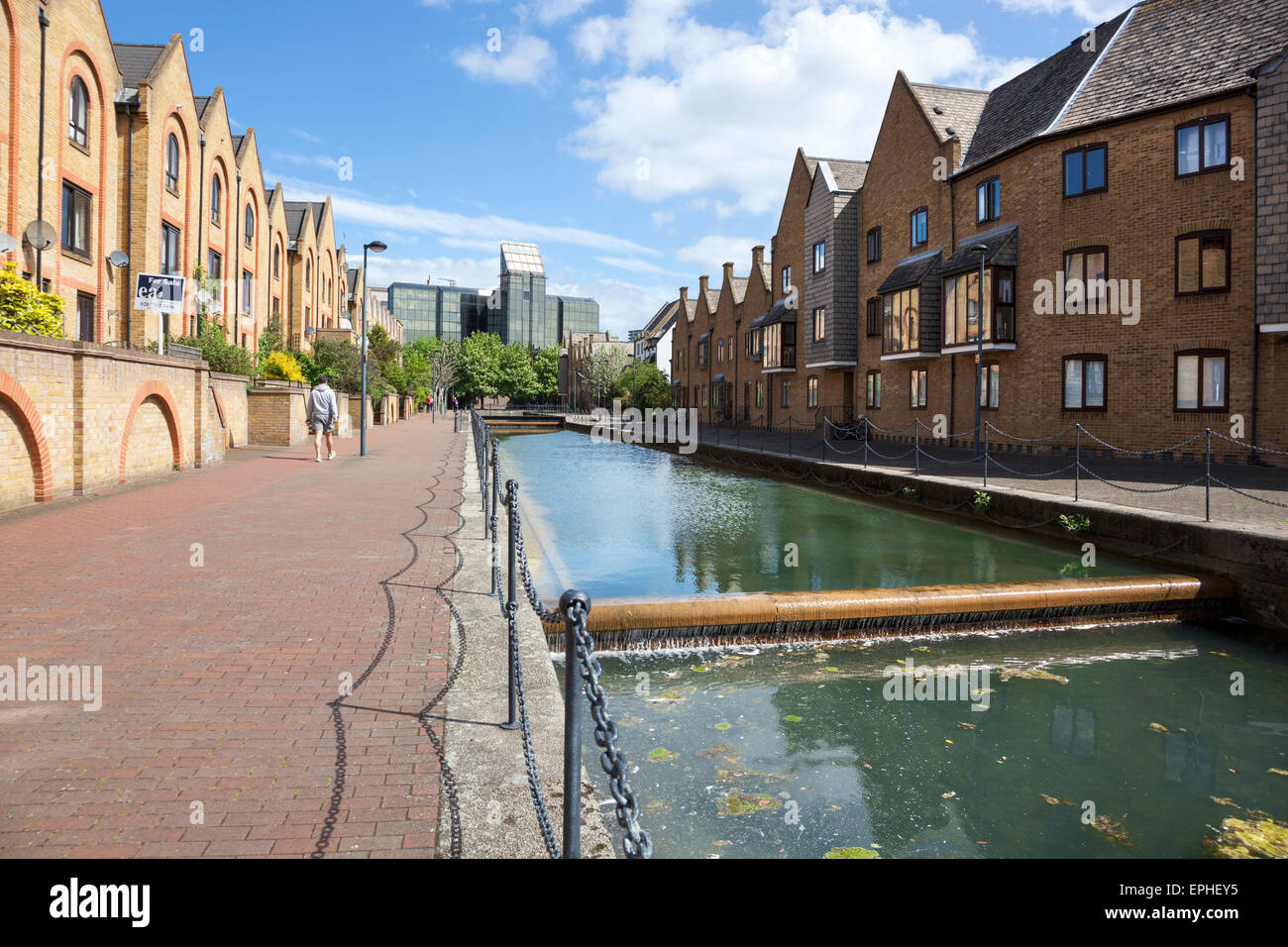 Maisons à côté du canal d'ornement à St Katharine's Docks et Wapping Banque D'Images