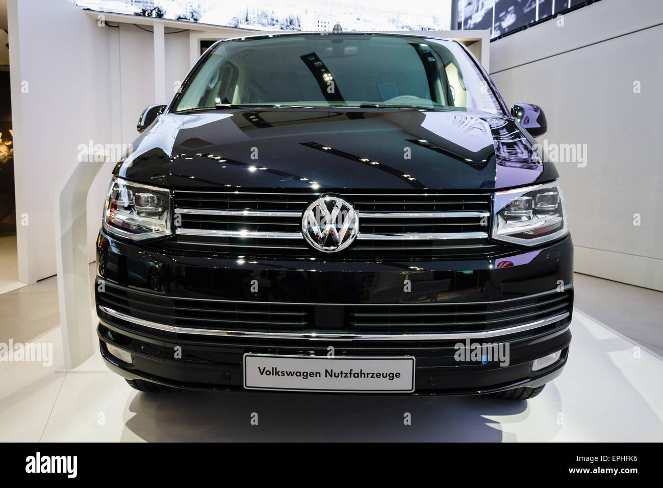 BERLIN - 02 MAI 2015 : Exposition. La populaire véhicule utilitaire léger Volkswagen Transporter (T5). Produite depuis 2010. Banque D'Images