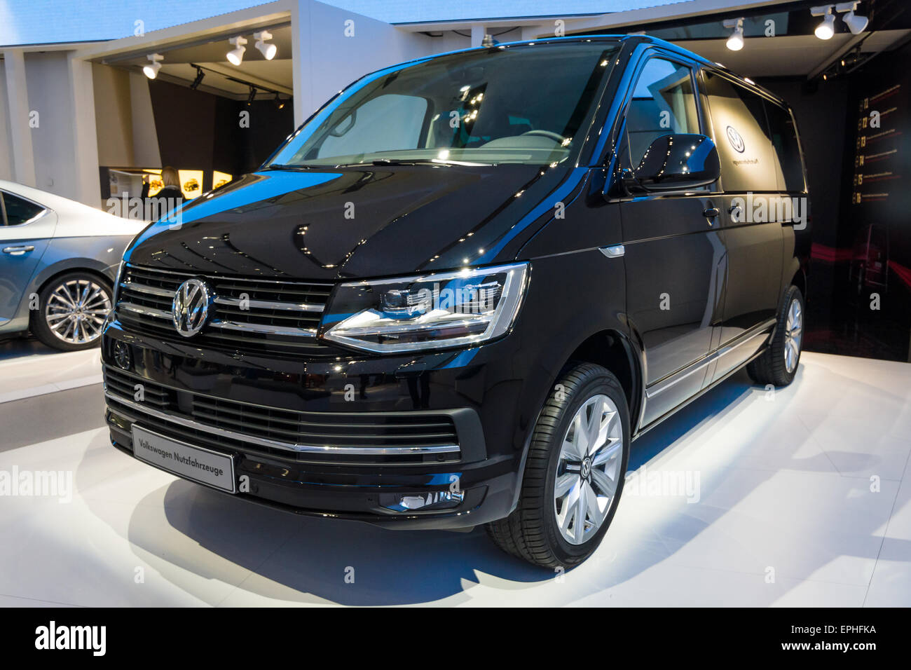 BERLIN - 02 MAI 2015 : Exposition. La populaire véhicule utilitaire léger Volkswagen Transporter (T5). Produite depuis 2010. Banque D'Images
