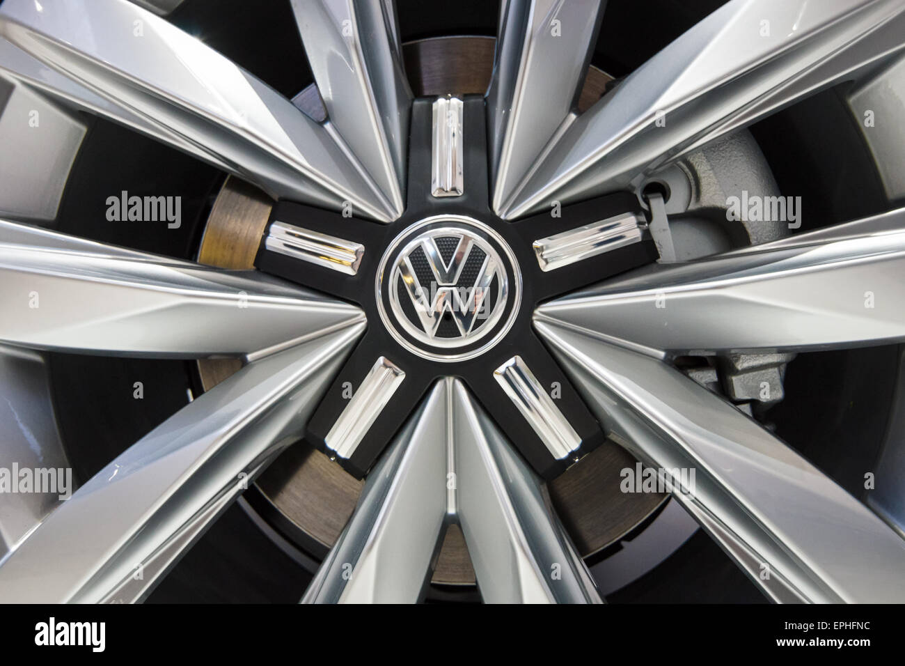 Roues et système de freinage d'un véhicule utilitaire léger Volkswagen Transporter (T5). Produite depuis 2010. Banque D'Images