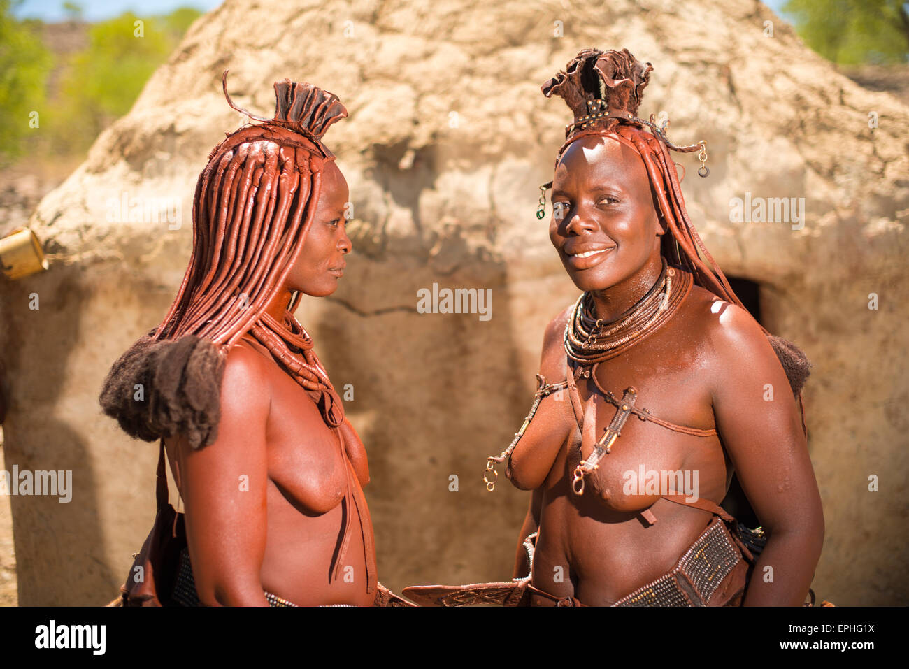 L'Afrique, la Namibie. Village de la tribu Himba. Deux femmes autochtones posant. Banque D'Images
