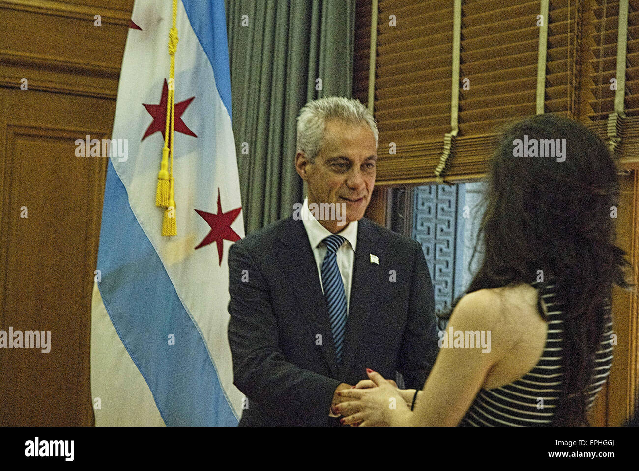 Chicago, Illinois, USA. 18 mai, 2015. Le maire Rahm Emanuel avec son épouse Amy Article accueillent le public le jour de l'investiture le 18 mai 2015 pour le second du maire -quatre ans. Emahuel a ouvert les portes de son bureau à l'Hôtel de ville pour rencontrer ses électeurs un par un. Une longue file de personnes attendant de rencontrer le couple et de poser pour des photos. Dans la matinée, le maire a été inaugurée à la Chicago Theatre partage la scène avec le président Bill Clinton et le Chicago nouvellement élus échevins. © Karen I. Hirsch/ZUMA/ZUMAPRESS.com/Alamy fil Live News Banque D'Images