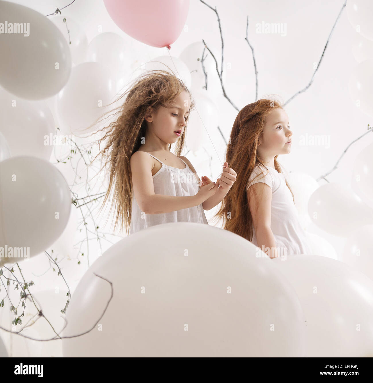 Deux petites filles parmi les ballons Banque D'Images