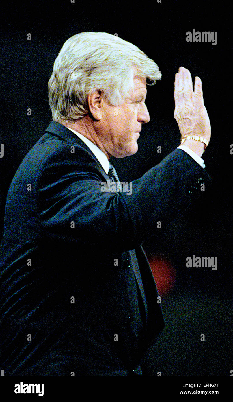 New York, New York, niveau -1992 le sénateur Edward (Ted) Kennedy (D-MA) traite de la convention de mise en candidature dans le Madison Square Garden. Le discours qu'il conduit jusqu'au gouverneur Clinton acceptant la nomination du Democratics pour le scrutin présidentiel. Banque D'Images