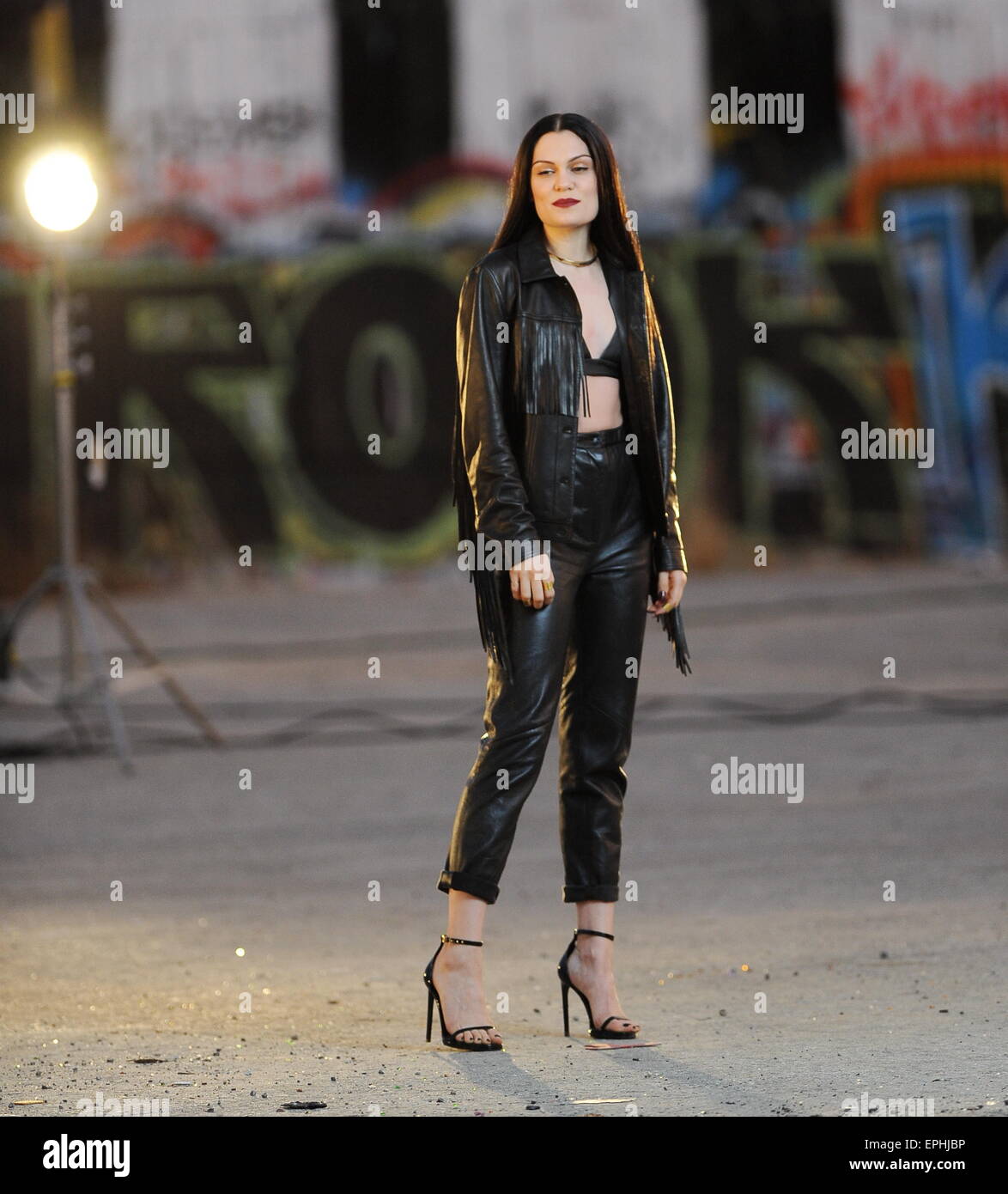 La chanteuse britannique Jesse J porter tout cuir noir pour son dernier film 'Masterpiece' le tournage dans le centre-ville de Los Angeles CA. Avec : Jesse J,Jessie J Où : Los Angeles, California, United States Quand : 13 novembre 2014 Crédit : Cousart JFXimages/WENN.com/ Banque D'Images