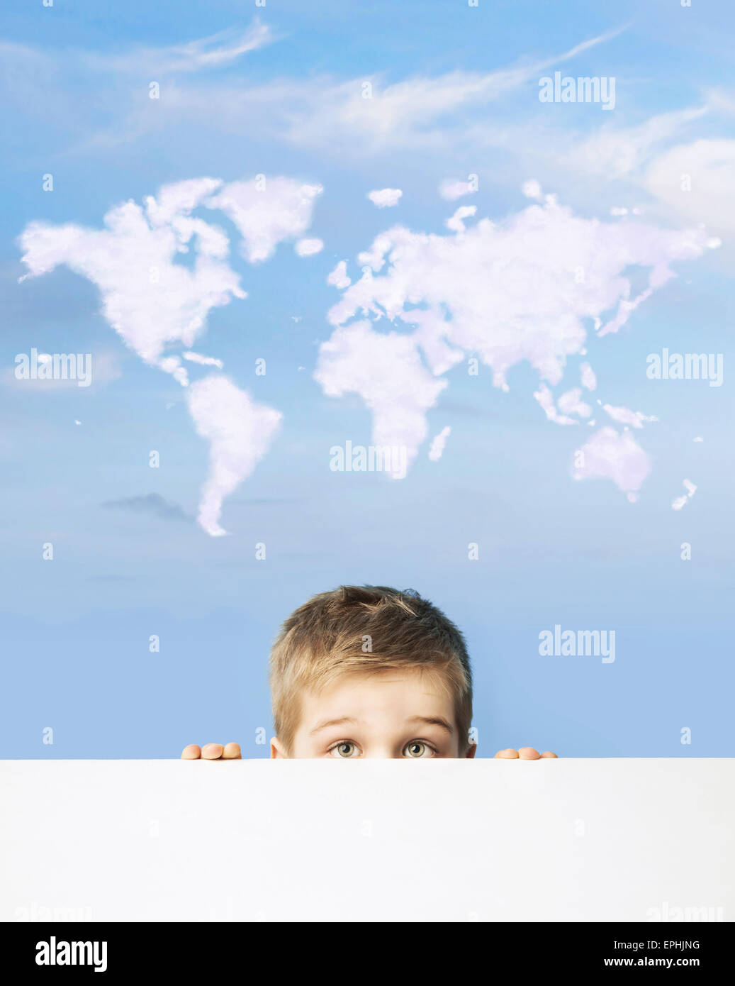 Portrait d'un enfant avec la carte du monde au-dessus de la tête Banque D'Images