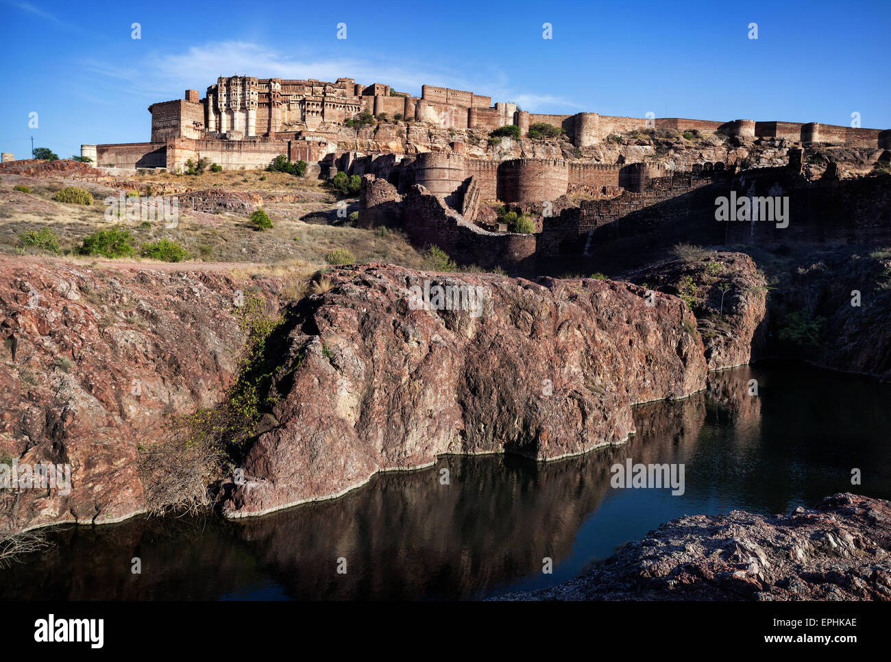 Mehrangarh fort sur la colline, au ciel bleu à Jodhpur, Rajasthan, India Banque D'Images
