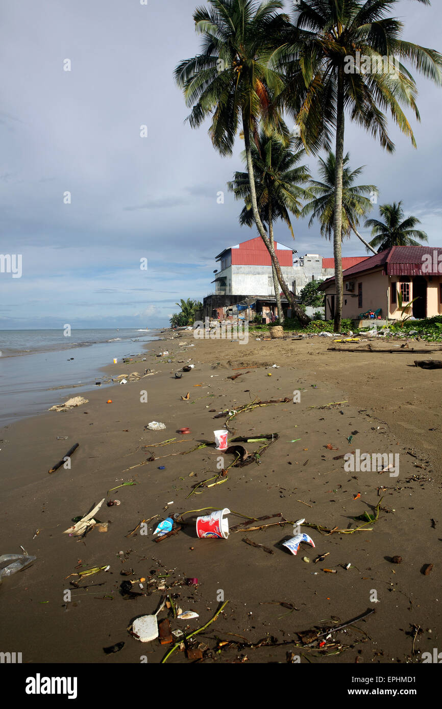Déchets en plastique et autres déchets sur la plage urbaine à Sumatra, Indonésie Banque D'Images