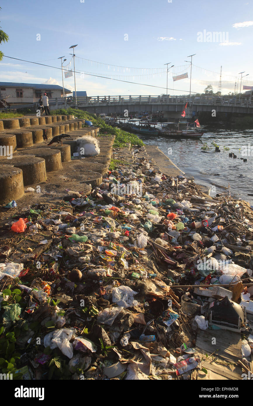 Déchets en plastique et autres déchets sur la plage urbaine à Sumatra, Indonésie Banque D'Images