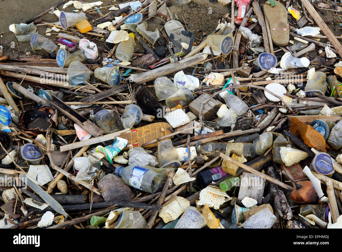 Déchets en plastique et autres déchets sur la plage urbaine à Sumatra, Indonésie Banque D'Images