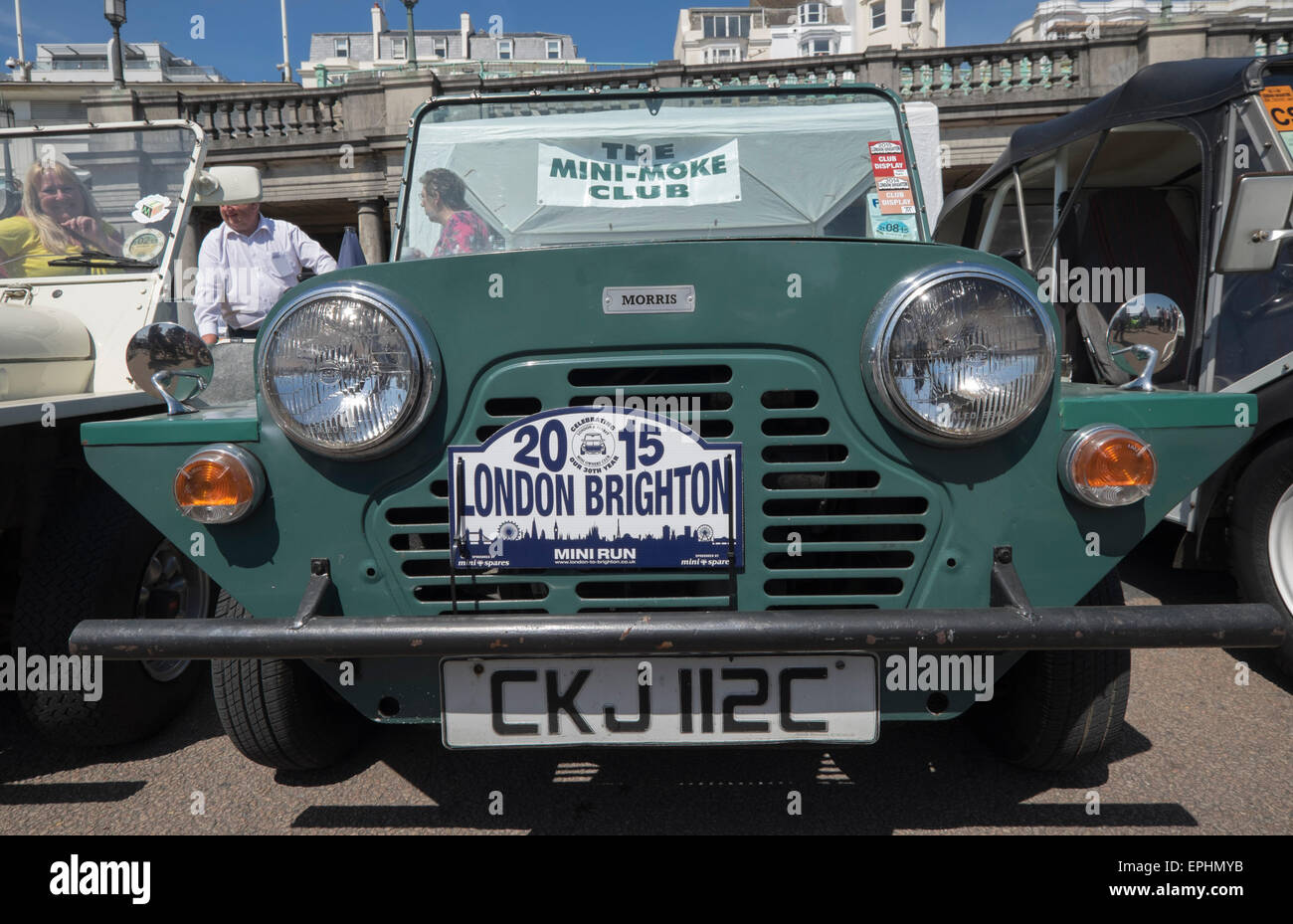 Brighton, UK. 17 mai, 2015. La 30e London-Brighton Mini Run assemble le long du front de mer de Brighton. Plus de 2000 voitures a terminé le rallye et ont été rejoints par de nombreux amateurs de mini local. Crédit : Chris Poole/Alamy Live News Banque D'Images