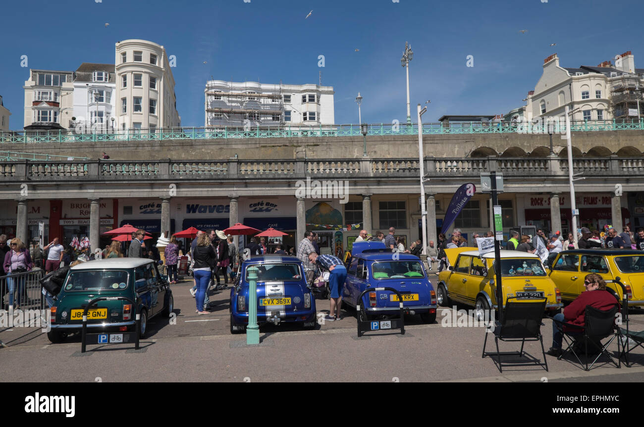 Brighton, UK. 17 mai, 2015. La 30e London-Brighton Mini Run assemble le long du front de mer de Brighton. Plus de 2000 voitures a terminé le rallye et ont été rejoints par de nombreux amateurs de mini local. Crédit : Chris Poole/Alamy Live News Banque D'Images
