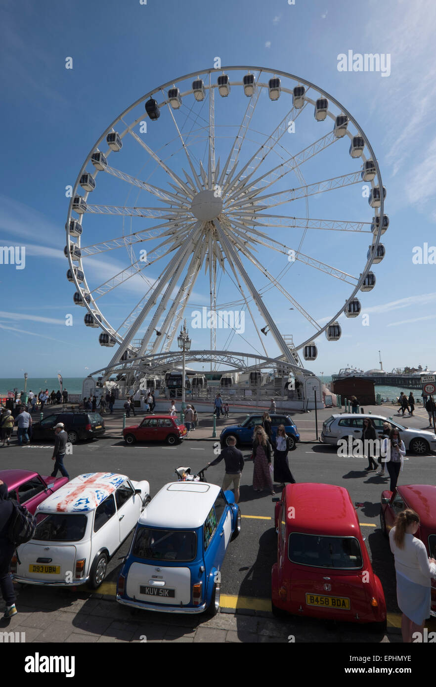 Brighton, UK. 17 mai, 2015. La 30e London-Brighton Mini Run assemble le long du front de mer de Brighton. Plus de 2000 voitures a terminé le rallye et ont été rejoints par de nombreux amateurs de mini local. Crédit : Chris Poole/Alamy Live News Banque D'Images