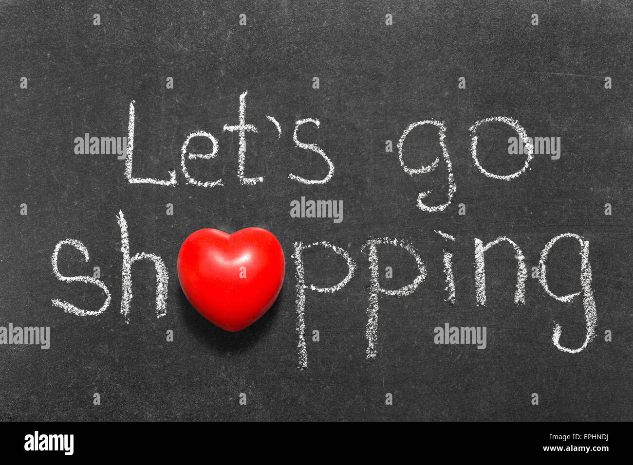 Vous permet de faire du shopping à la main sur tableau noir avec slogan symbole coeur au lieu d'O Banque D'Images