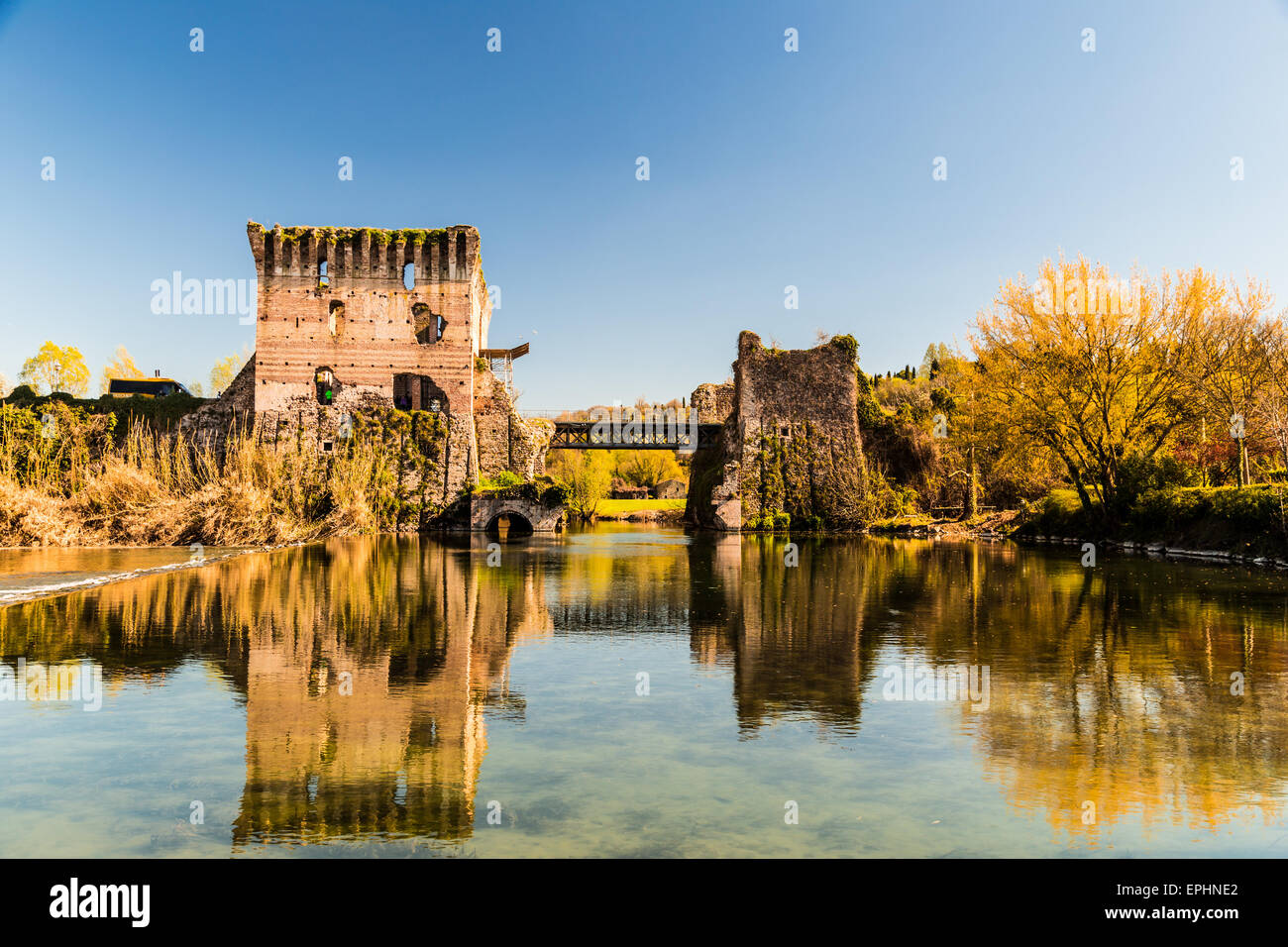 Vieux château dans la campagne italienne Banque D'Images