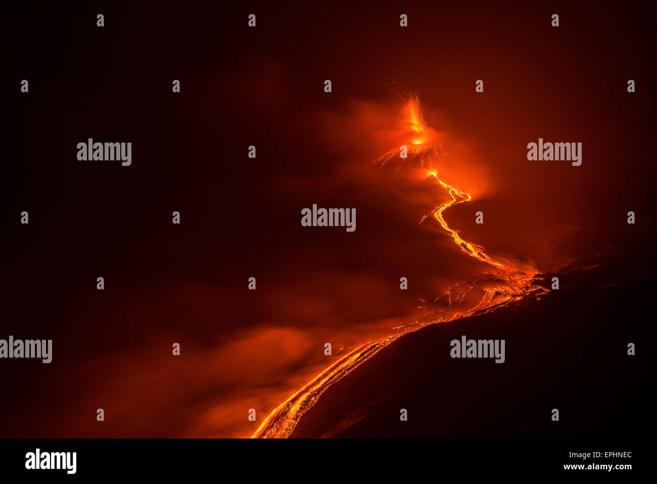 Sicilia L'eruzione del vulcano etna che ha ha chemin enorme dans l'ONU tratto pochissimo tempo. Eruzione del 14/05/2015|Sicile l'éruption du volcan Etna qui a parcouru un immense en un rien de temps. 14 mai 2015 Éruption Banque D'Images