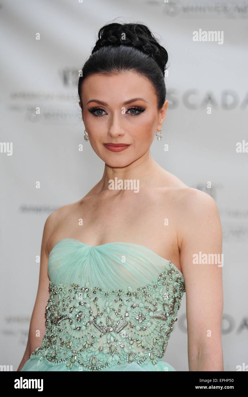 Irina Dvorovenko aux arrivées de l'American Ballet Theatre 75e anniversaire du Gala du printemps du Jubilé de diamant, Metropolitan Opera House au Lincoln Center, New York, NY 18 mai 2015. Photo par : Gregorio T. Binuya/Everett Collection Banque D'Images