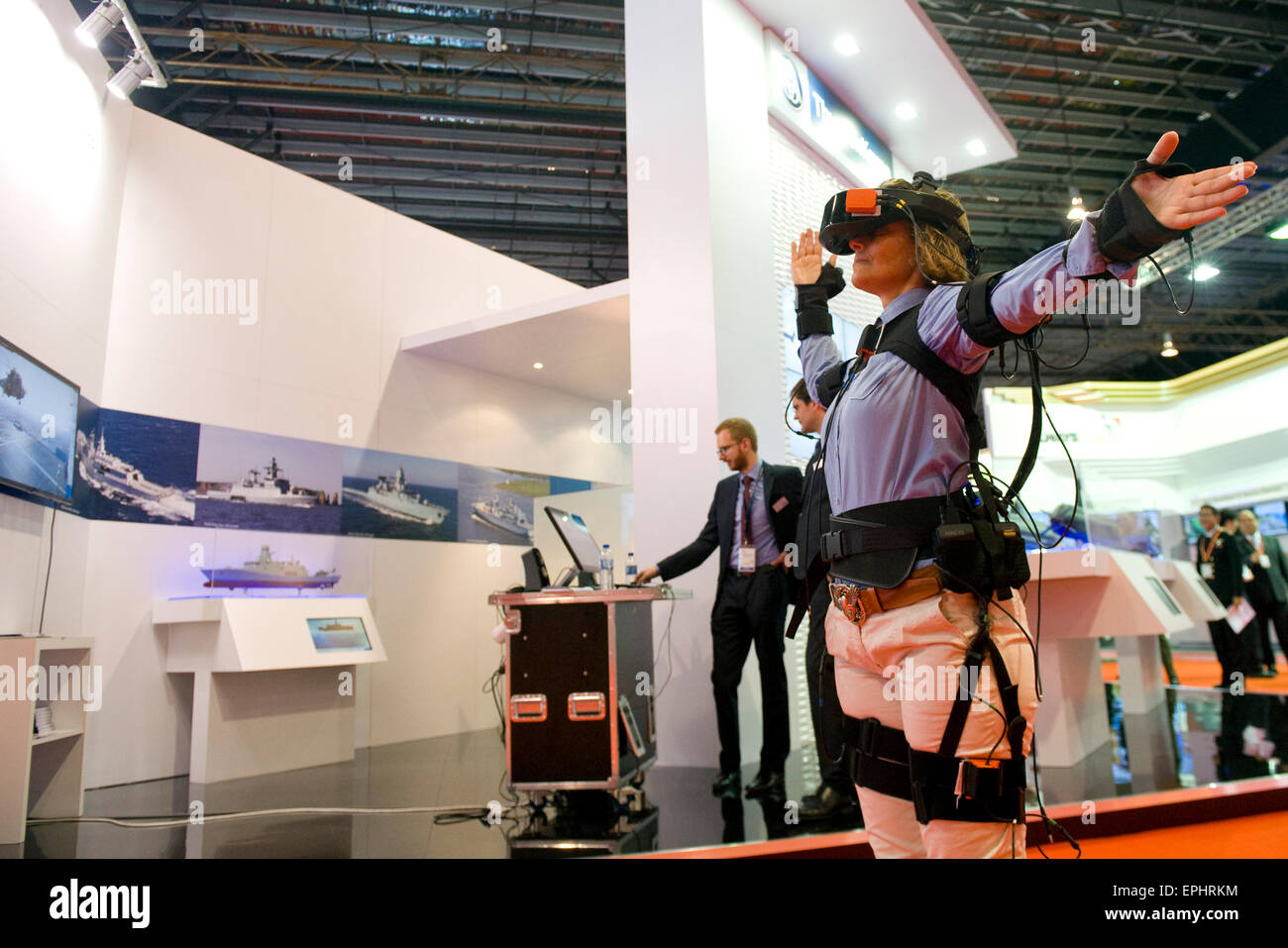 Singapour. 19 mai, 2015. Un exposant démontre la dernière 'vol' Simulateur d'officier de pont par l'allemand ThyssenKrupp Marine Systems à l'Exposition internationale de la défense maritime (IMDEX Asia 2015) tenue à Singapour Changi Exhibition Centre, du 19 mai 2015. IMDEX Asia 2015 se tient du 19 au 21 mai avec 20 navires de 12 pays et la participation de plus de 180 exposants de 28 pays et régions présentant les innovations principales tendances et développements dans l'industrie. Credit : Puis Chih Wey/Xinhua/Alamy Live News Banque D'Images