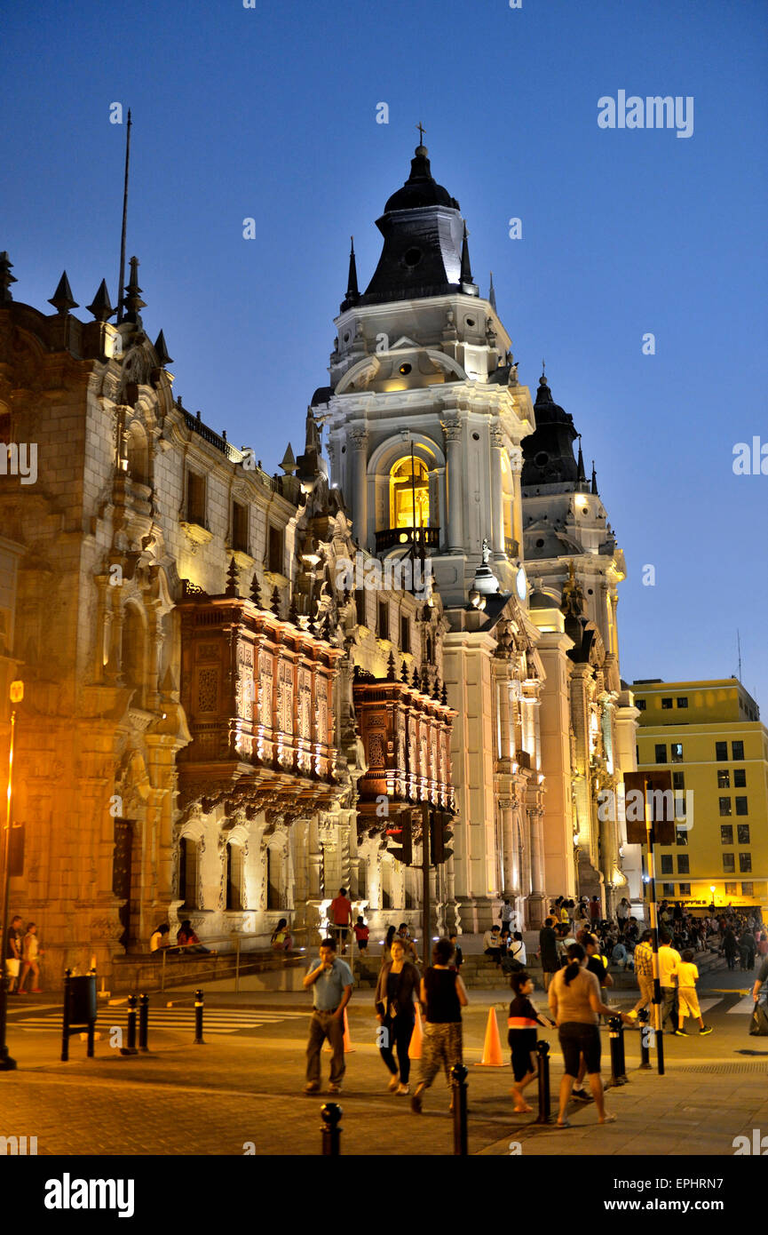 Palais de l'archevêché et de la cathédrale, la Plaza Mayor et la Plaza de Armas, dans la soirée, l'UNESCO World Heritage Site, Lima, Pérou Banque D'Images