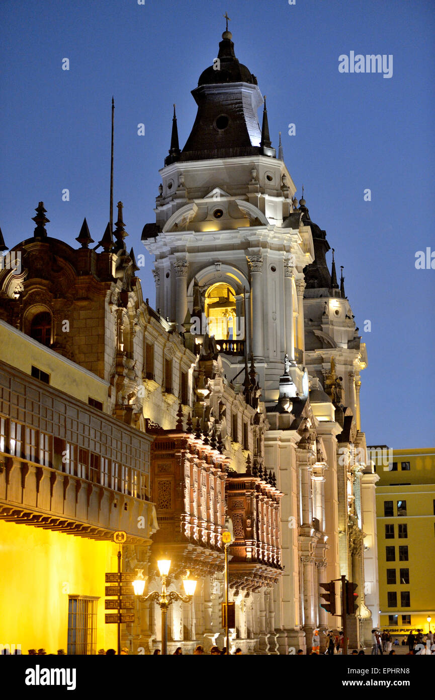 Palais de l'archevêché et de la cathédrale, la Plaza Mayor et la Plaza de Armas, dans la soirée, l'UNESCO World Heritage Site, Lima, Pérou Banque D'Images
