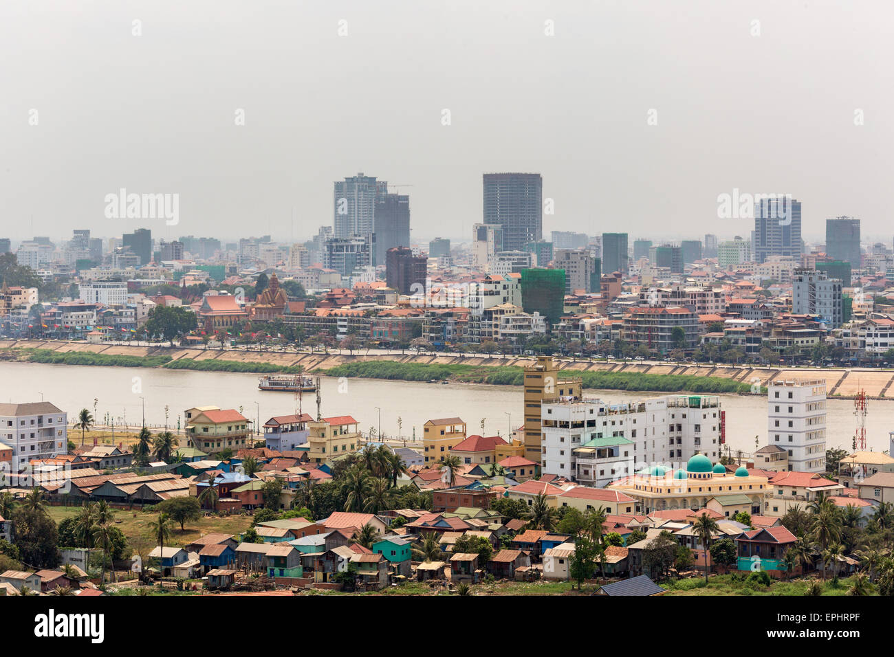 Skyline, vue sur la ville, la rivière Tonle Sap, Phnom Penh, Cambodge Banque D'Images