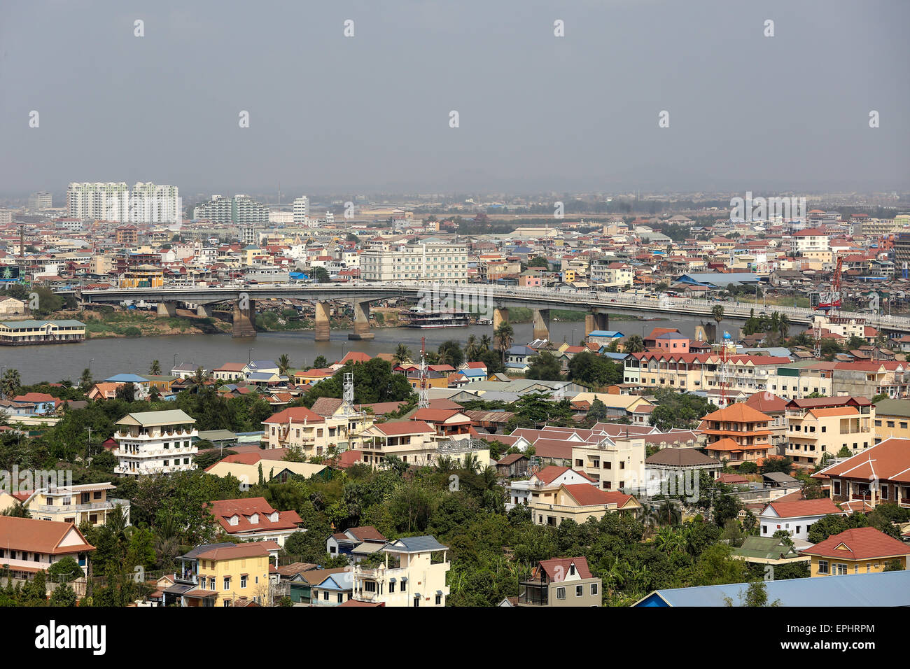 Le Japon pont sur la rivière Tonle Sap, vue sur la ville, Phnom Penh, Cambodge Banque D'Images