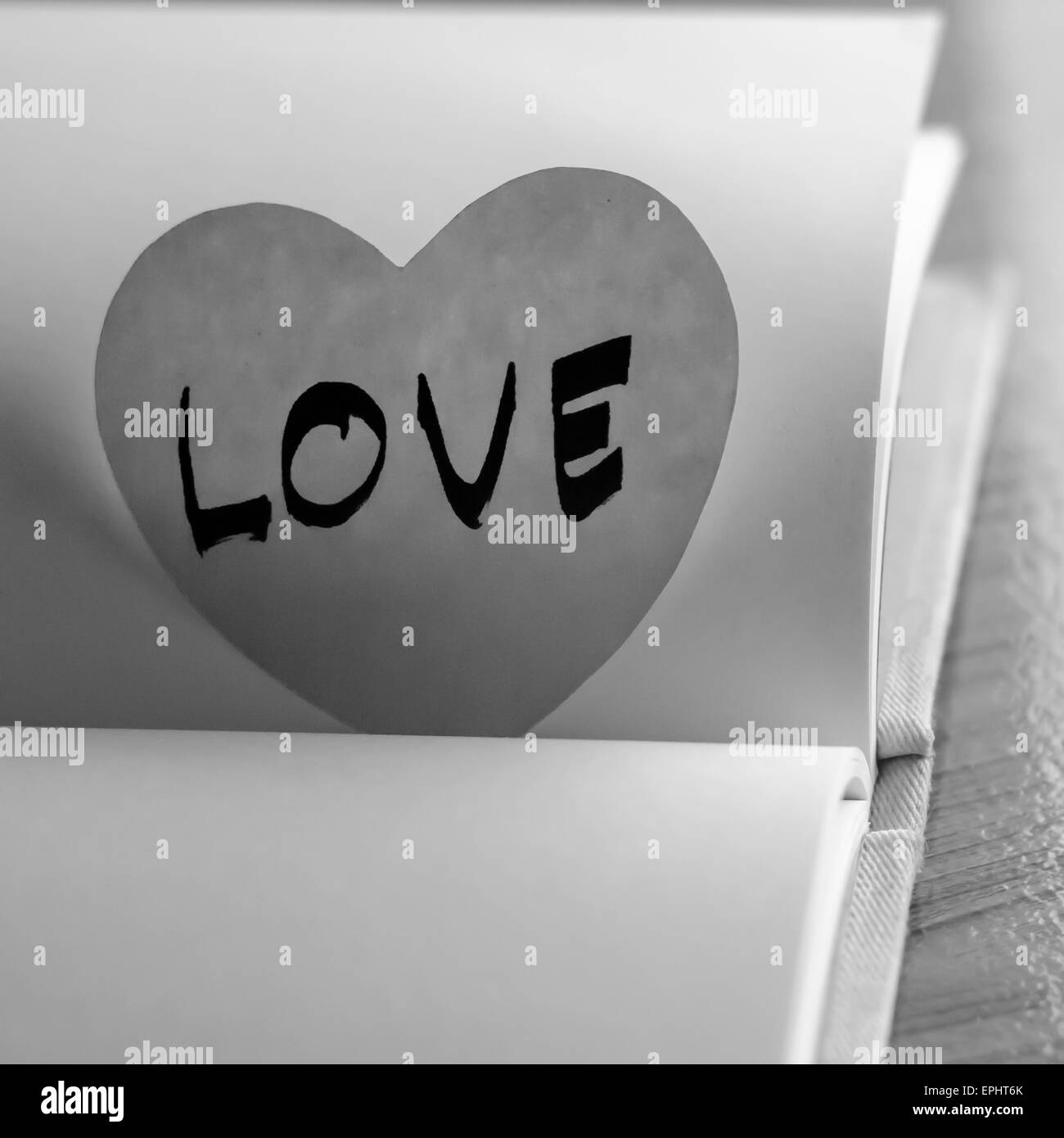 Papier noir et blanc coeur écrire l'amour mot mot Banque D'Images