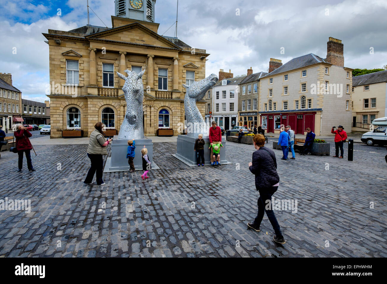 Des versions miniatures des Kelpies par le sculpteur Andy Scott sur l'affichage dans le carré, Kelso, Scottish Borders Banque D'Images