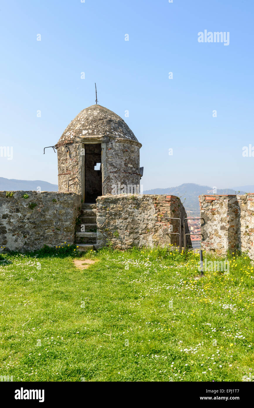 Avis de guérite en pierre sur les remparts à l'ancien château , coup sur une journée de printemps ensoleillée, Sarzana, Italie Banque D'Images