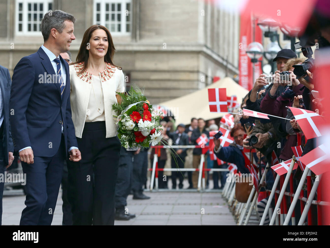 Hambourg, Allemagne. 19 mai, 2015. Frederik, Prince héritier du Danemark, et de son épouse Mary arrivent à l'hôtel de ville de Hambourg, Allemagne, 19 mai 2015. Le couple est en visite de travail à l'Allemagne intitulé 'Danish vivante" jusqu'au 21 mai 2015. PHOTO : CHRISTIAN CHARISIUS/dpa/Alamy Live News Banque D'Images