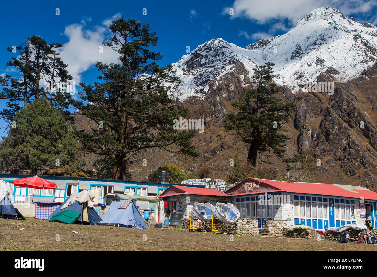 Camping avec deux fours solaires en dehors de trekking lodges au Monastère de Tengboche, Région de l'Everest Népal Banque D'Images