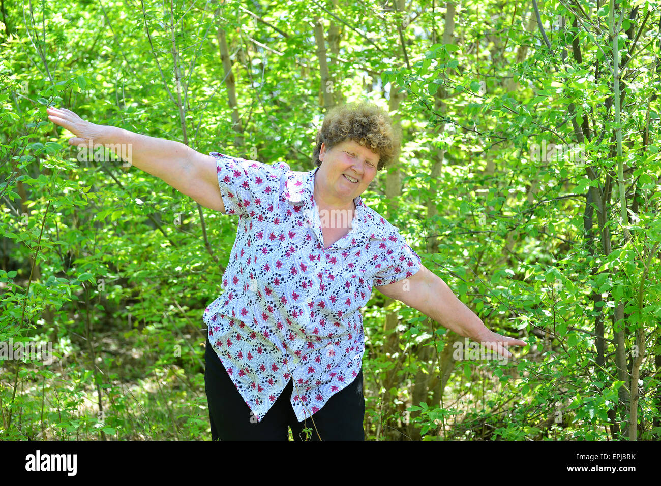 Young woman doing exercises dans une nature Banque D'Images