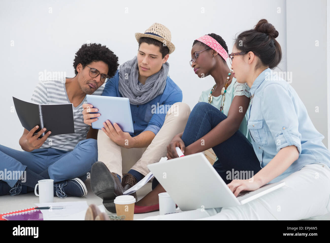 L'équipe de jeunes créateurs et de remue-méninges Banque D'Images