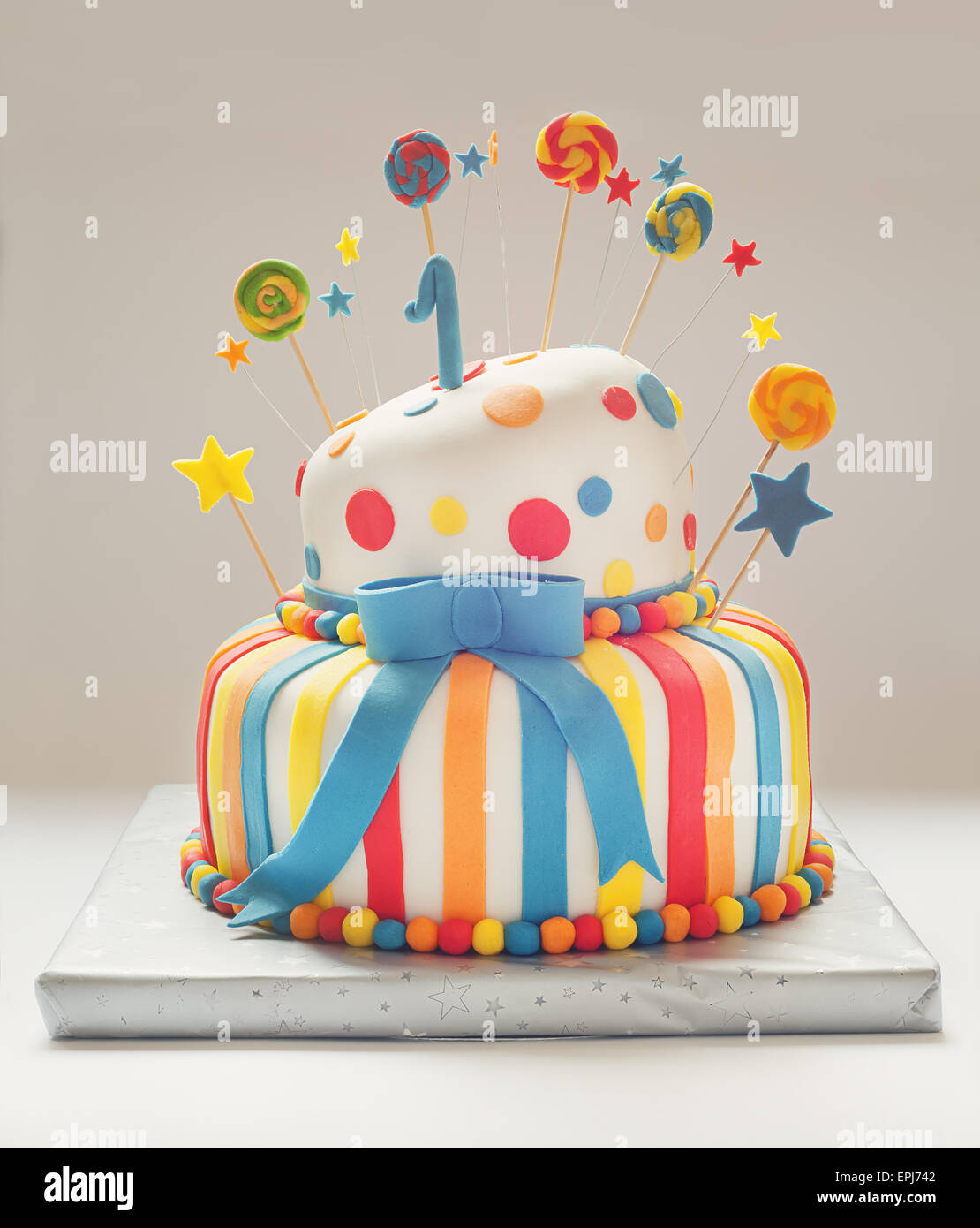 Gateau D Anniversaire Drole Avec Le Numero Un Sur Le Dessus Doux Decoration Coloree Photo Stock Alamy Gateau D Anniversaire Drole Avec Le Numero Un Sur Le Dessus Doux Decoration Coloree Photo Stock Alamy