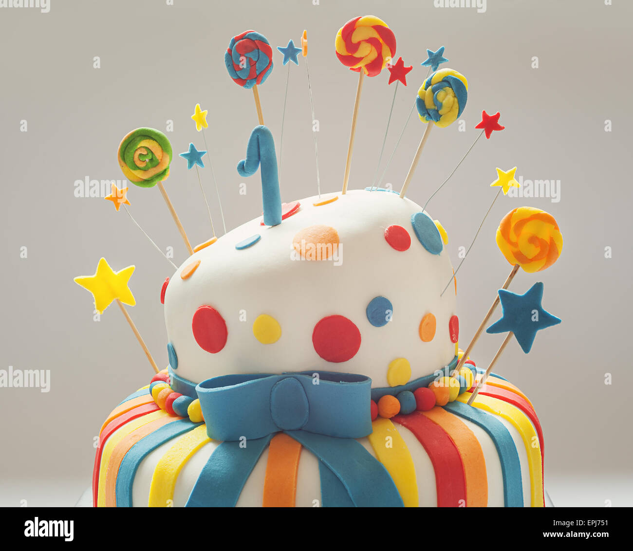 Gateau D Anniversaire Drole Avec Le Numero Un Sur Le Dessus Doux Decoration Coloree Photo Stock Alamy