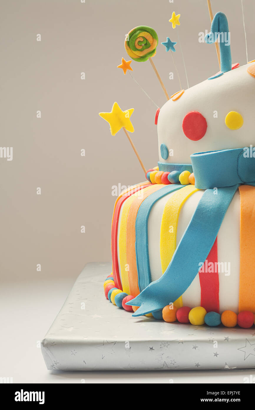 Gateau D Anniversaire Drole Avec Le Numero Un Sur Le Dessus Doux Decoration Coloree Photo Stock Alamy Gateau D Anniversaire Drole Avec Le Numero Un Sur Le Dessus Doux Decoration Coloree Photo Stock Alamy