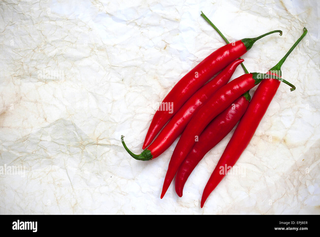 Chili Pepper sur une surface de papier ancien Banque D'Images