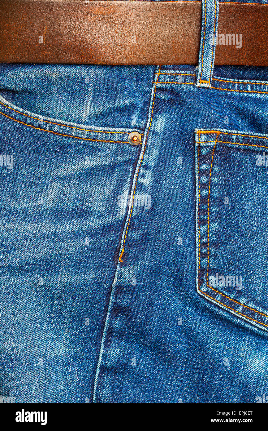Jean avec une ceinture en cuir marron Banque D'Images
