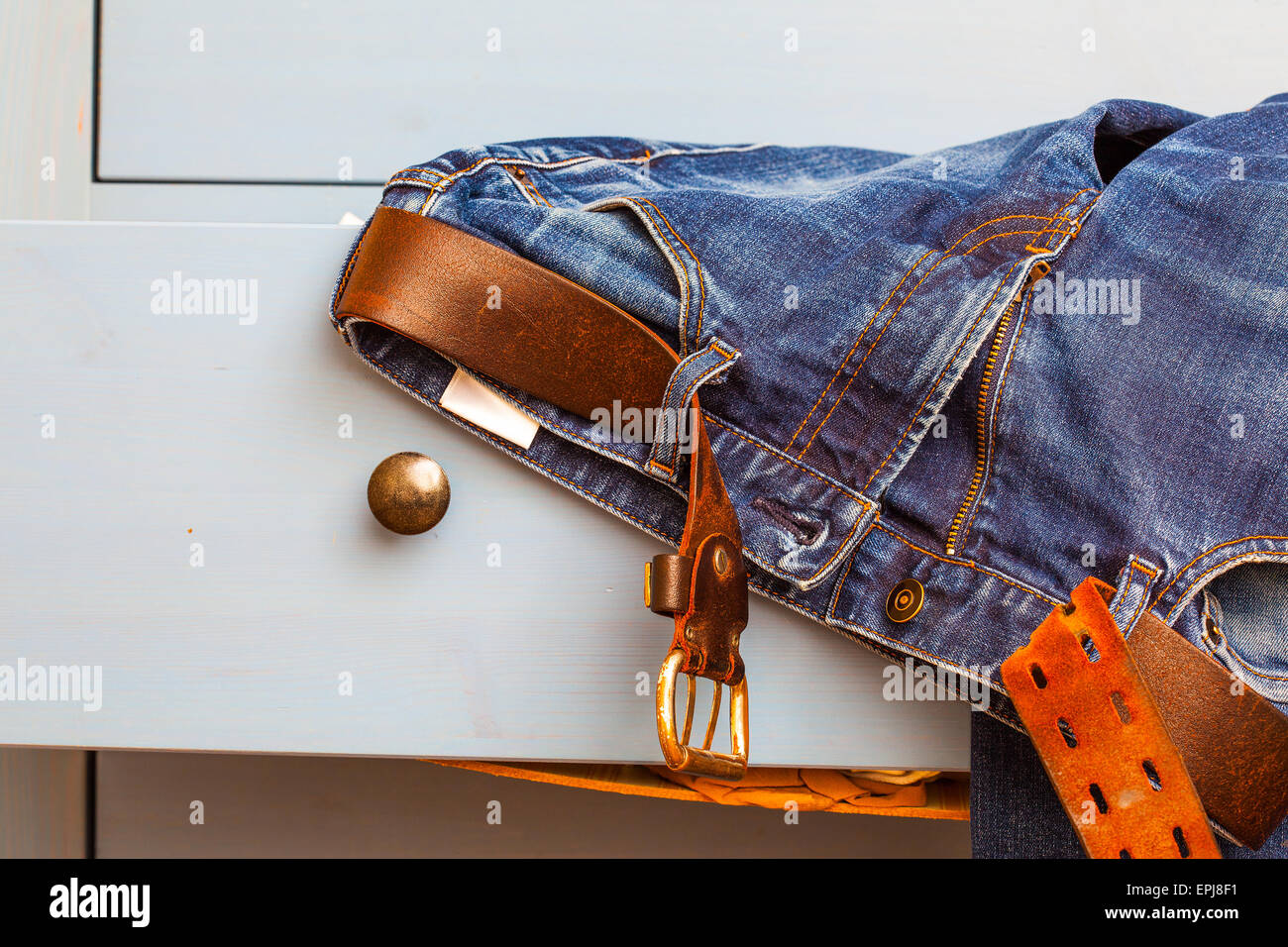 De jeans bleu avec une ceinture en cuir Banque D'Images