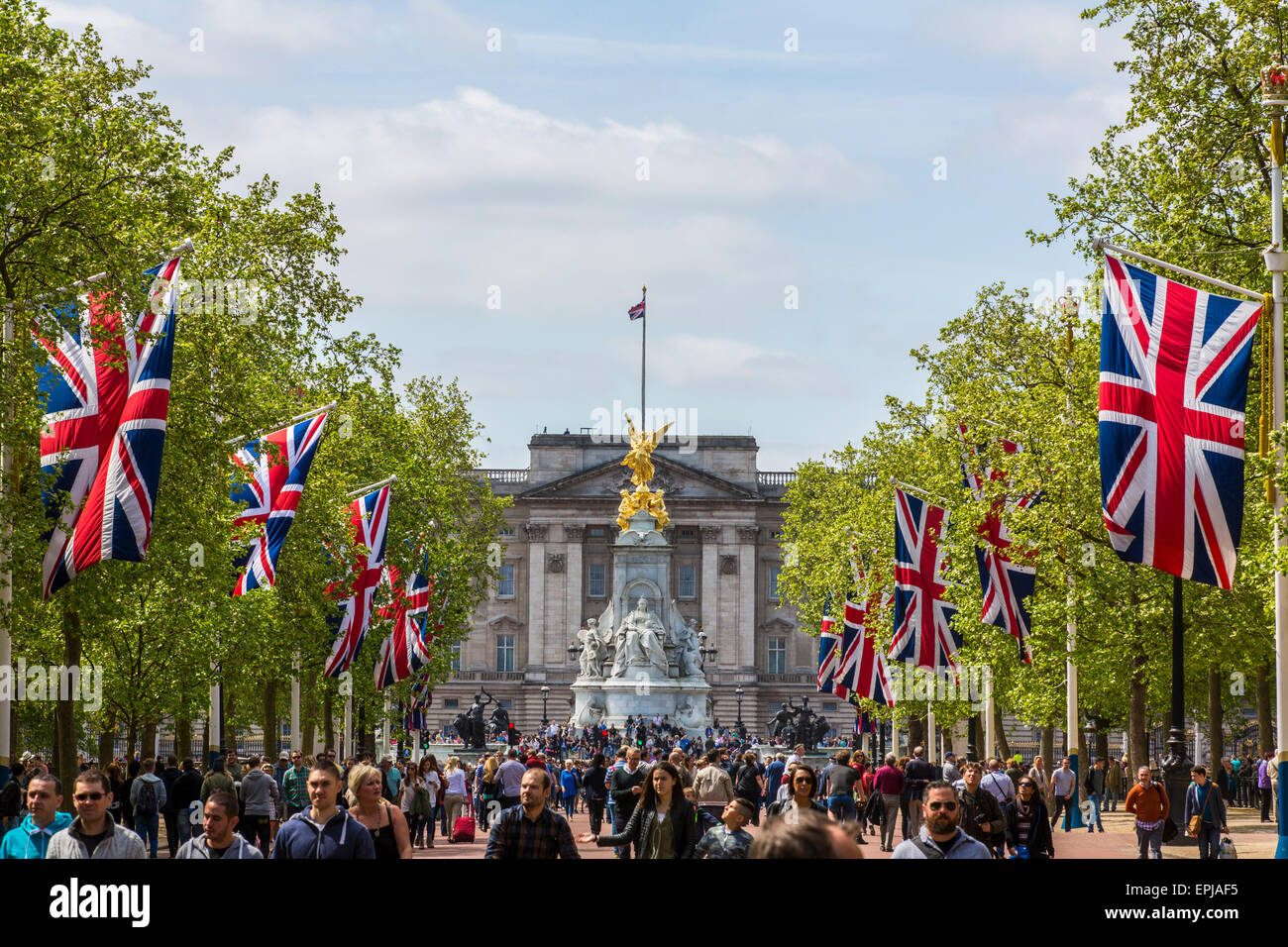 Le centre commercial à l'ouest en direction de l'Édifice commémoratif Victoria et de Buckingham Palace, sur un dimanche après-midi à Londres Angleterre Royaume-uni Banque D'Images