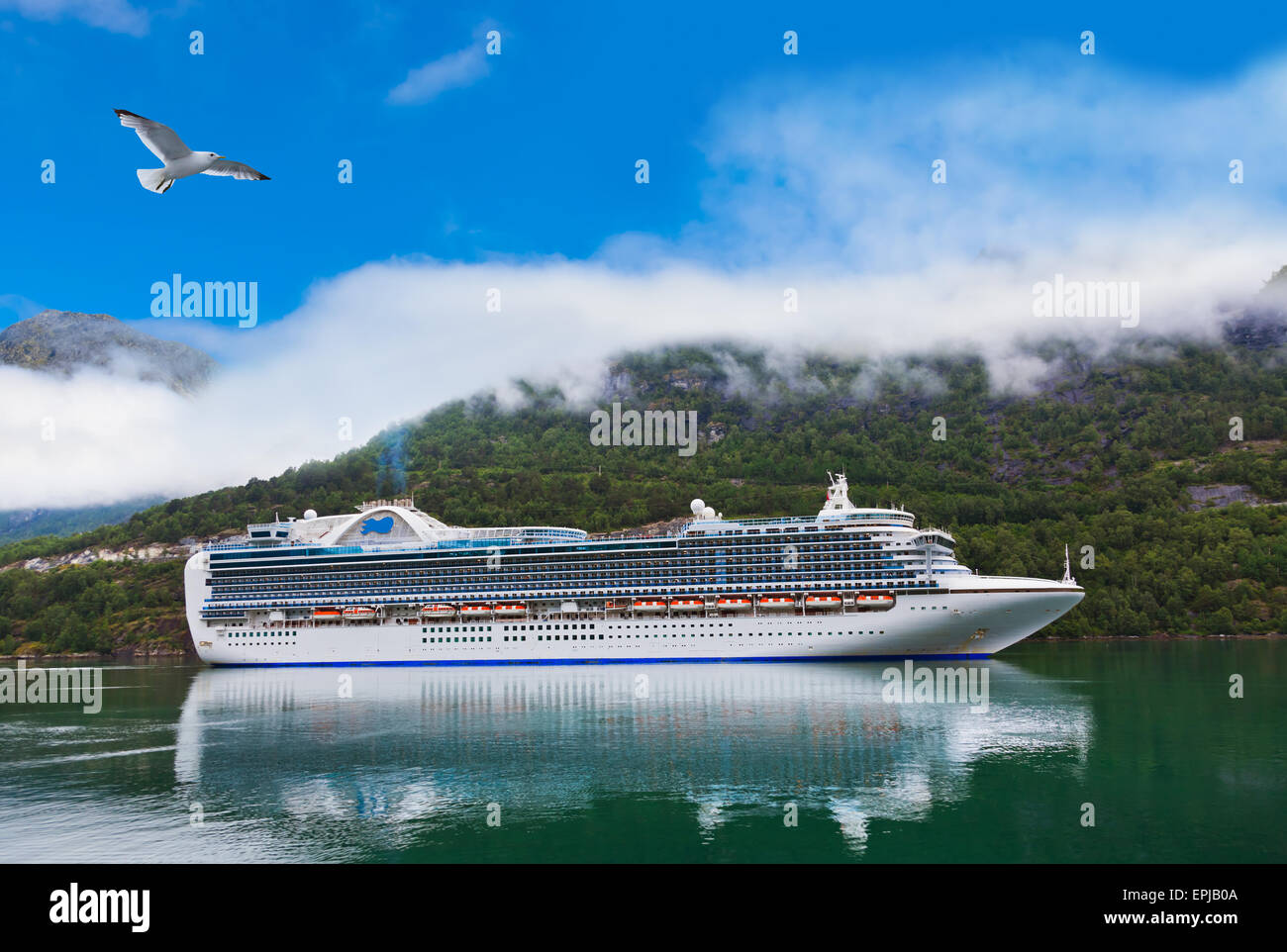 Navire au fjord de Geiranger - Norvège Banque D'Images