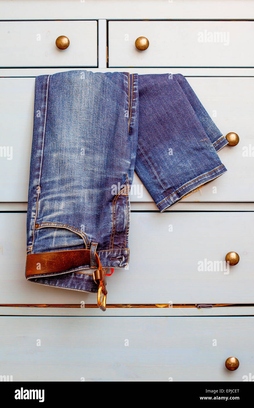 Vieux Jeans dépasse du tiroir Banque D'Images