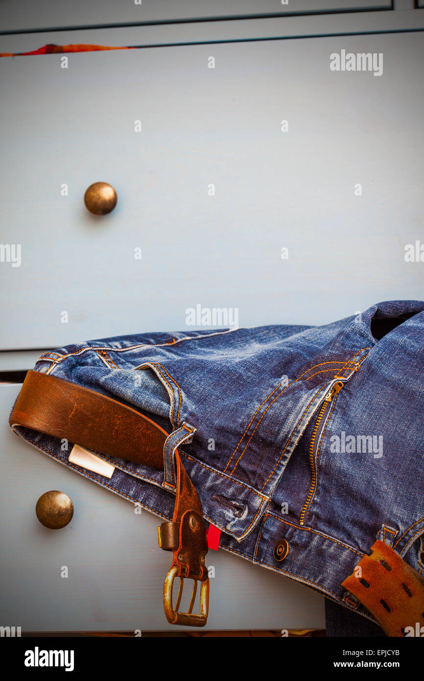 De jeans bleu avec une ceinture en cuir Banque D'Images