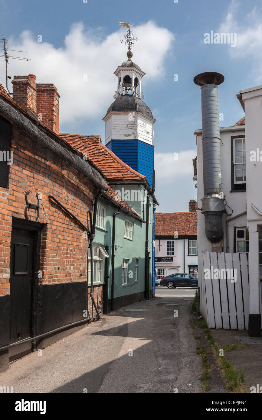 Ruelle des boutiques en Coggeshall, avec la Tour visible de l'arrière, Essex, Angleterre, RU Banque D'Images