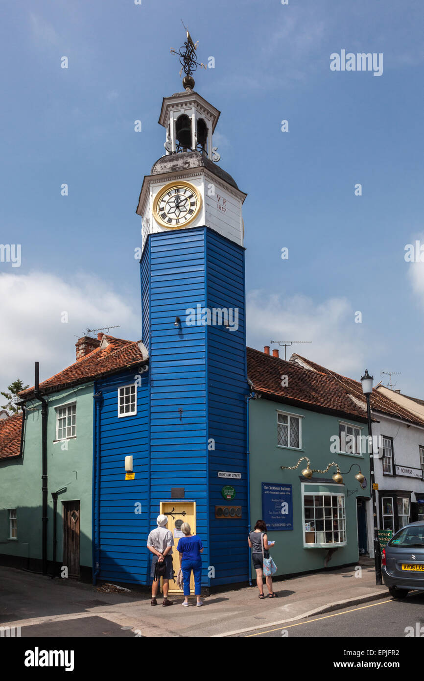 Les visiteurs qui cherchent à la Tour de l'horloge en Coggeshall, Essex, Angleterre, RU Banque D'Images