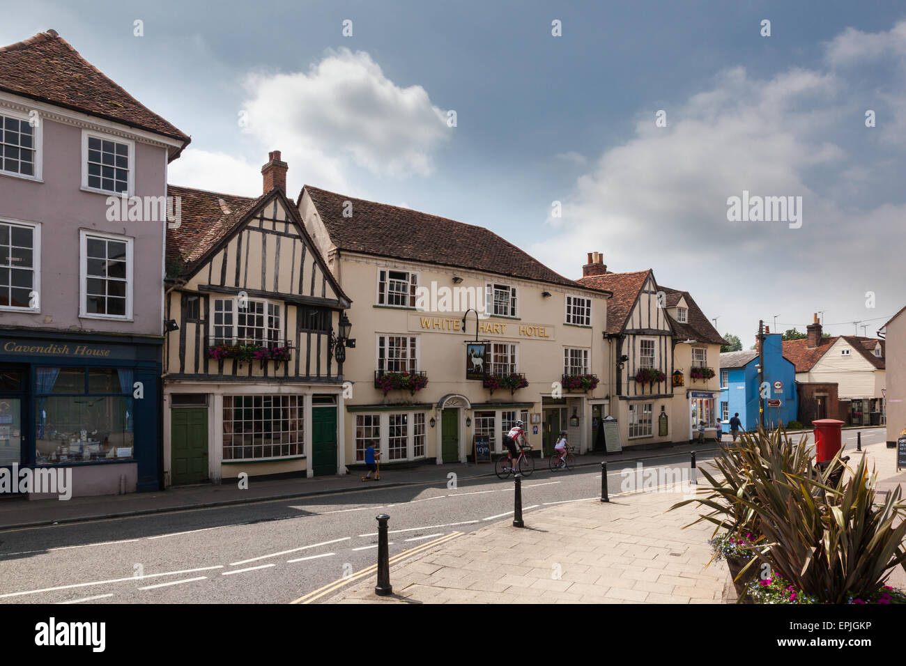 The White Hart Hotel, un cycle familial passé, Coggeshall, Essex, Angleterre, RU Banque D'Images