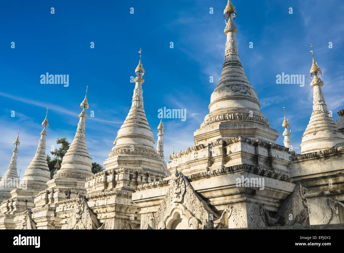 Pagode Sandamuni avec rangée de pagodes blanches. Étonnante architecture des temples bouddhistes à Mandalay. Myanmar (Birmanie) voyage landsca Banque D'Images
