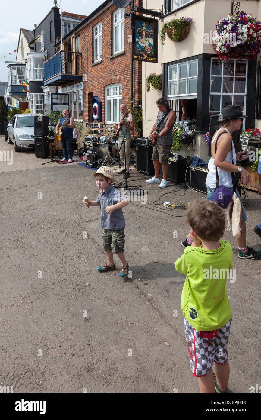 Les petits garçons de danse à la musique de RDB sur le waterfront au Wivenhoe, Essex, Angleterre, RU Banque D'Images